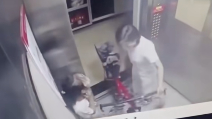 戾氣太重!9歲女童摸一下自行車 臉被打腫(視頻)