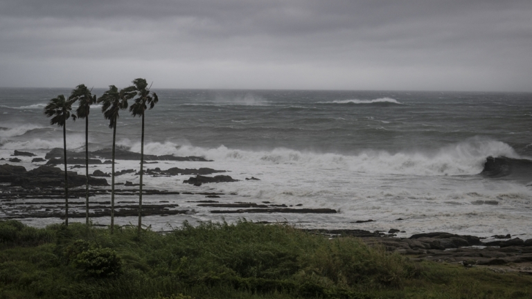 巴威颱風暴雨狂襲關島 接近台灣預計9日海警