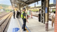台铁莺歌站惊魂 父母站月台闲聊 婴儿车滚落铁轨