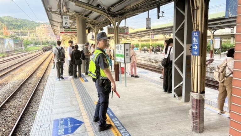 台鐵鶯歌站驚魂 父母站月台閒聊 嬰兒車滾落鐵軌