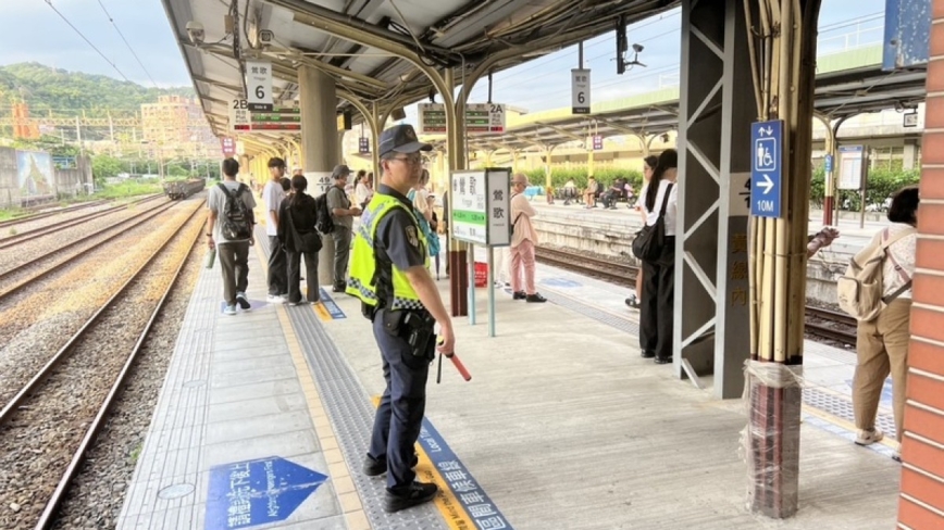 台鐵鶯歌站驚魂 父母站月台閒聊 嬰兒車滾落鐵軌