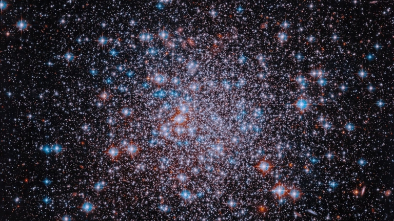 哈伯拍到古老星團 紅白藍星光閃爍 如美國慶煙花