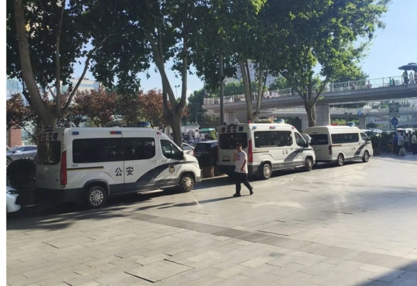 西安賽格商場遭市民抵制 冷清無人 周邊仍有大量警車(視頻)