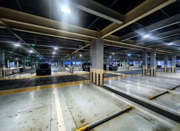西安賽格商場遭市民抵制 冷清無人 周邊仍有大量警車(視頻)