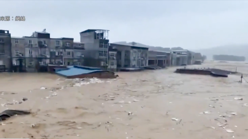 广西六蓝水库坝体断裂 洪水狂泻淹没村庄
