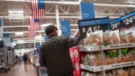 川普力促通膨降溫 油價回落、Walmart商品降價