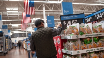 川普力促通膨降温 油价回落、Walmart商品降价