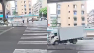 飛來橫禍！成都兩人在等燈時被車撞倒 1死1傷