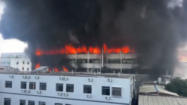 福建鞋廠大火 多人跳樓逃生 已知28人遇難