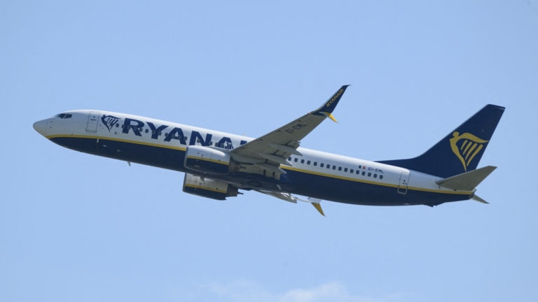 驚悚！客機窗戶高空爆裂 男子頭部被吸出機外（視頻）