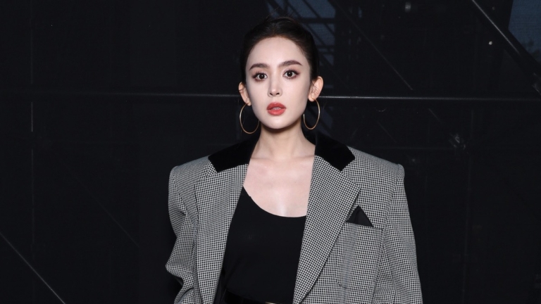 女星古力娜扎右眼貼紗布仍美翻 背後原因惹鼻酸
