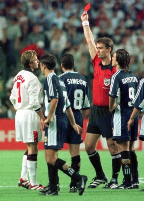 England's David Beckham (L) is given the red card during the World Cup 98 match England-Argentina at Saint Etienne 30 June. (Photo by ADAM BUTLER / PA / AFP) 