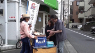 东京粉红豆腐车送温暖 一声号角陪伴独居长者