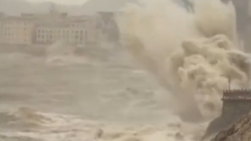 台风巴威登陆中国 沿海起巨浪 多地街道成湍流