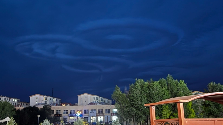 內蒙古夜空出現巨型環狀雲 環環相套（組圖）