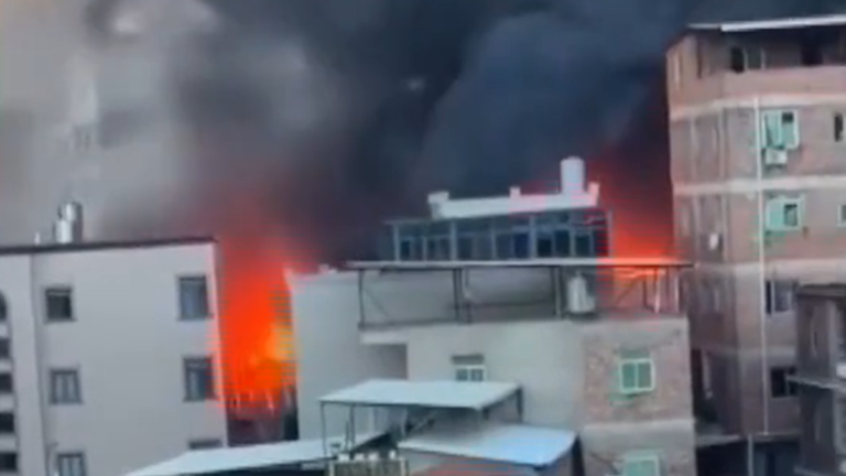 福建晉江一垃圾場發生火災 濃煙滾滾火勢凶猛