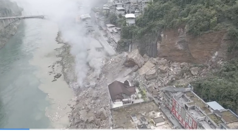 重慶山體垮塌 十幾棟房屋一客車被埋 之前無預警