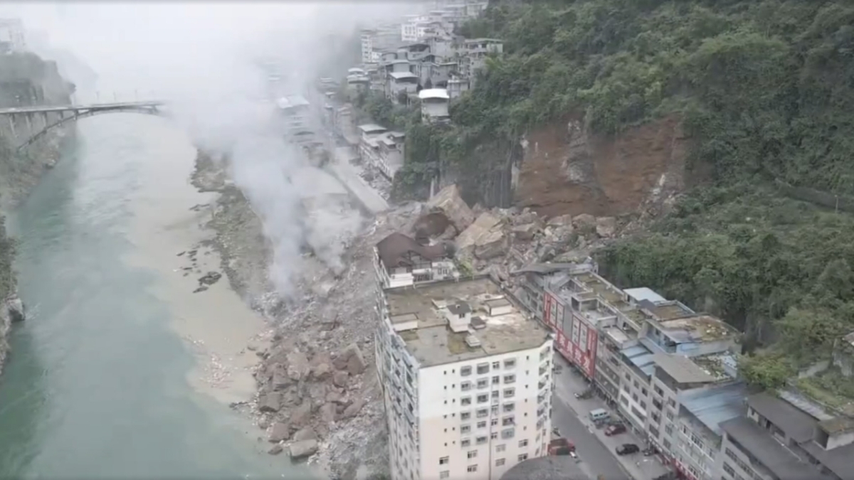 【禁闻】重庆山体垮塌 巨石掩埋民宅 多人被埋