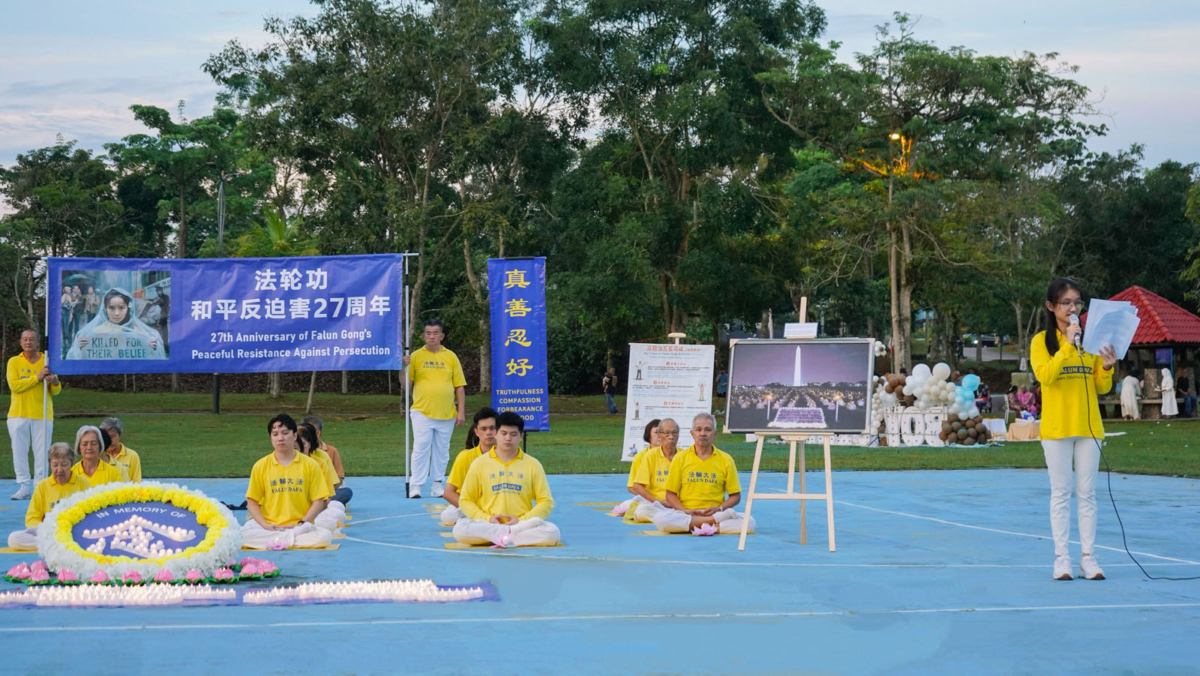 二零二六年七月五日,馬來西亞柔佛州法輪功學員在古來太子城森林公園(Hutan Bandar Putra Kulai)舉行和平反迫害二十七周年活動。學員分別以中、巫、英三語宣讀集會致辭。(明慧網)