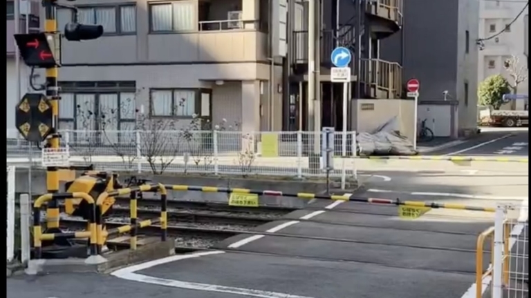 5中國遊客駕車在日本鐵道口與火車相撞 疑車輪被卡住