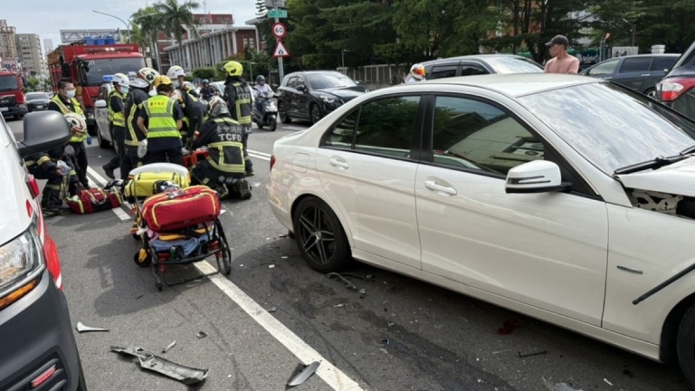 台中多車追撞 機車遭夾擊 騎士無呼吸心跳送醫