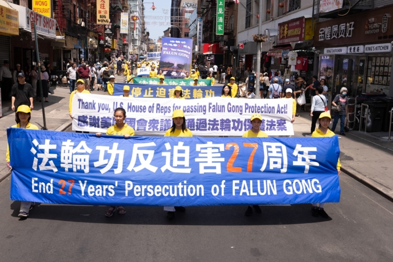 法輪功紐約大遊行 觀眾：制止共產魔鬼迫害