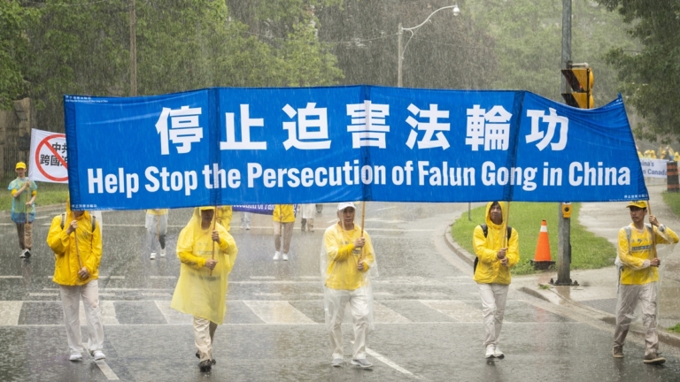 法輪功學員27年風雨無阻 只為全世界知道真相