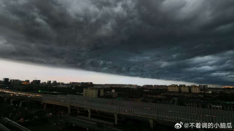 上海暴雨又来襲 黑雲蓋頂如倒扣海洋（組圖+視頻）