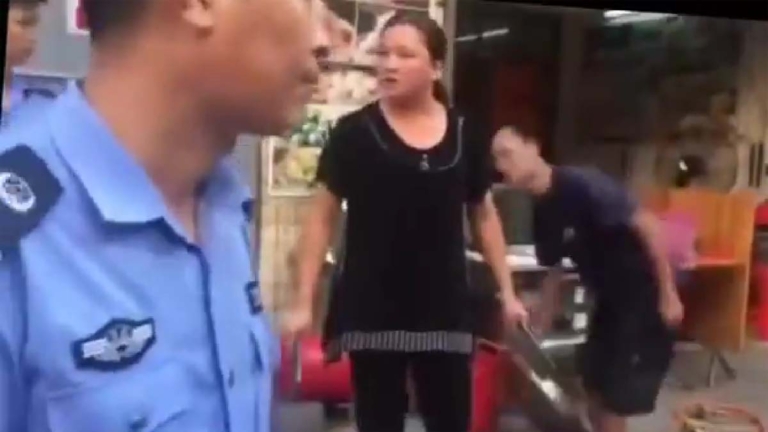 老闆娘持雙刀大罵城管公安 獲讚「女英雄」（視頻）