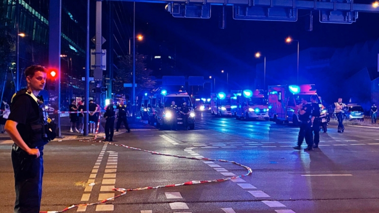 汽車衝撞柏林遊行人群 一死多傷 警搜捕嫌犯