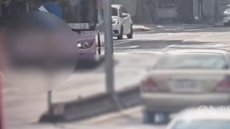 北市婦人走公車前過馬路 慘遭捲車底斃命