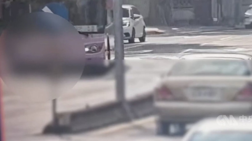 北市婦人走公車前過馬路 慘遭捲車底斃命