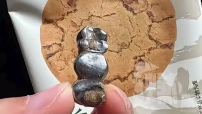 細思極恐！中國知名糕點「瀘溪河桃酥」吃出假牙（視頻）