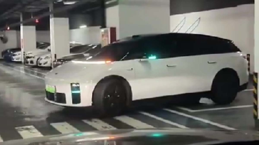 理想自動泊車遲遲不到位 堵住車庫通道(視頻)