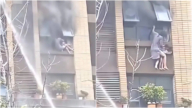 连云港火灾 消防只喷水不施救致母子坠亡 惹众怒