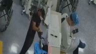 西安37岁女做检查时身亡 麻醉师“全程玩手机”