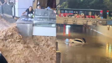 洪水咆哮冲入西安小吃街 场面惊悚！（多视频）