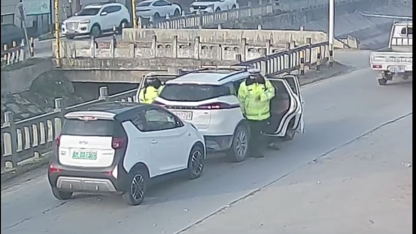山西沁源縣三名警察利用職務之便,以查「醉駕」為藉口向市民勒索錢財,共涉案31起。圖為山西一地交警執法畫面。示意圖。(網絡截圖)