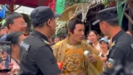 搞笑!“皇帝”上班没有工牌 被保安拦住(视频)