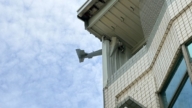 如电影场景 遥控飞机撞入台中民宅横插遮阳棚外