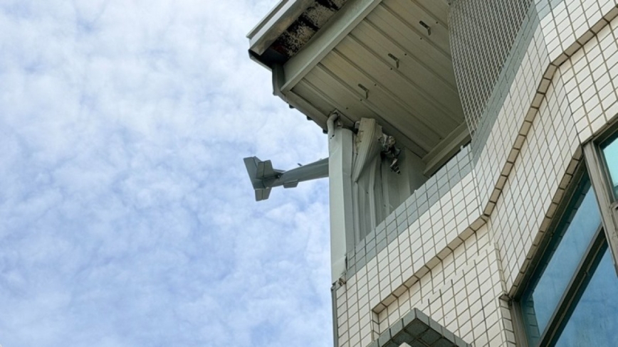如電影場景 遙控飛機撞入台中民宅橫插遮陽棚外