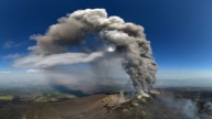 意大利埃特纳火山喷发火山灰 机场一度暂停降落