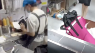 中国炸鸡店员工累到哭 倒地抽搐(视频)