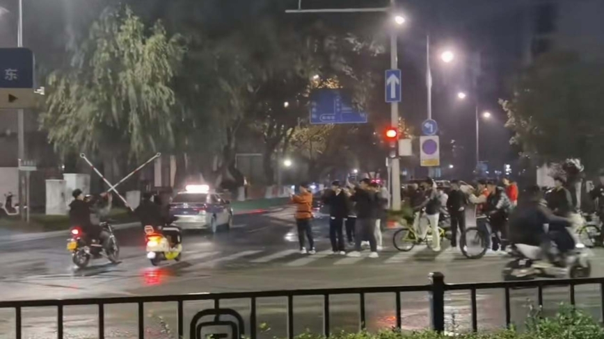 贵阳辅警骑改装车炸街扰民被砍死 网民声援嫌犯