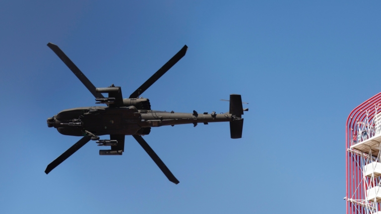 突發：美軍阿帕奇直升機墜毀 兩軍人遇難