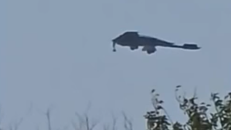 神祕飛機現身美國空軍基地 外界猜測是新型轟炸機