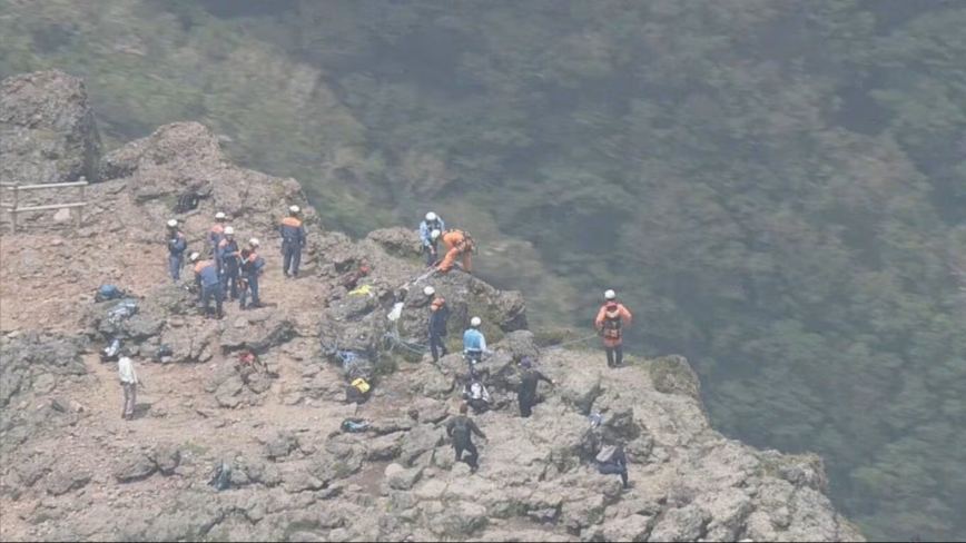 登日本火山看流星雨 七旬翁突失蹤 火山口內驚見倒臥1人