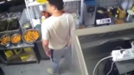恶心!中国炸鸡店员工狂抠屁股 没洗手直接打包(视频)