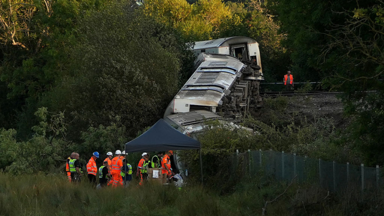 英格蘭列車出軌11人傷 車廂翻覆畫面曝光