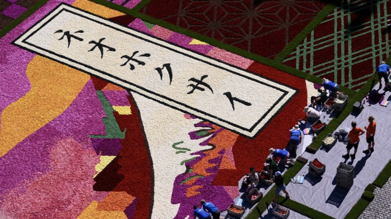 暌違兩年 50萬鮮花布魯塞爾編出日本經典畫作